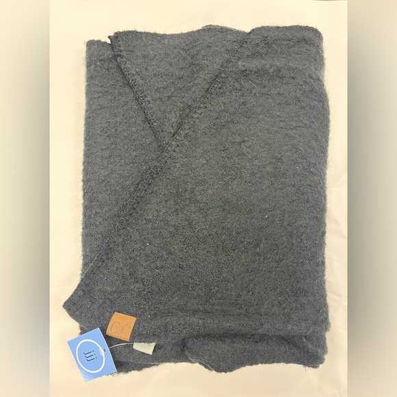 C.C. NWT Black Bias Cut Boucle Knit Scarf - Picture 3 of 8